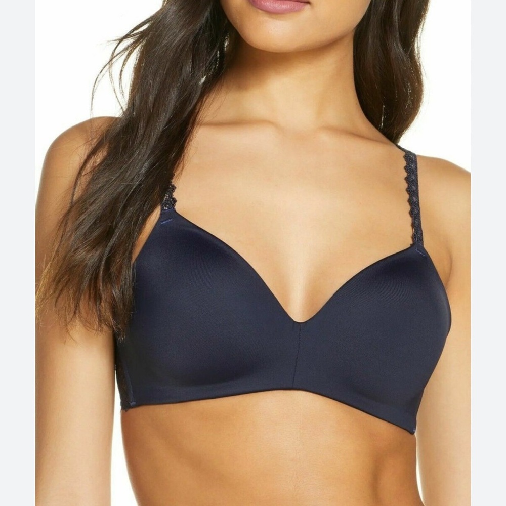 Wacoal Level Up Chantilly Lace Wire Free Bra.  Navy color.  Size 34DDD